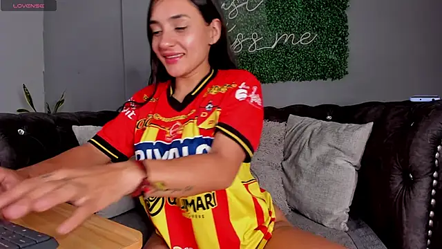 Snapshot of danielebeck chatting on 02-19-26, 07:10 danielebeck online show from 02-19-26, 07:10