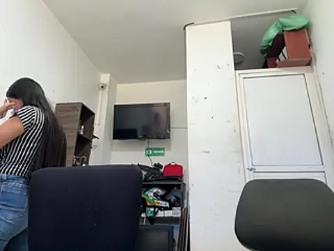 Snapshot of two_cam_latin chatting on 02-21-26, 05:36 two cam latin online show from 02-21-26, 05:36