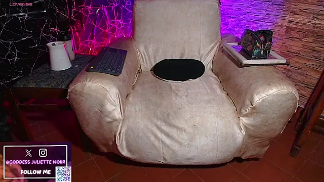 Snapshot of GoddessJulietteNoiir chatting on 06-03-26, 11:02 GoddessJulietteNoiir online show from 06-03-26, 11:02