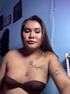 Snapshot of hollynicole chatting on 06-17-26, 07:04 hollynicole online show from 06-17-26, 07:04