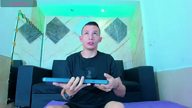 Snapshot of Isaak_26 chatting on 04-06-26, 11:11 Isaak 26 online show from 04-06-26, 11:11