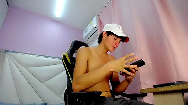 Snapshot of Dylan_awa chatting on 02-13-26, 04:08 Dylan awa online show from 02-13-26, 04:08