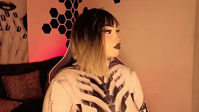 Snapshot of meowboo chatting on 02-12-26, 01:44 meowboo online show from 02-12-26, 01:44