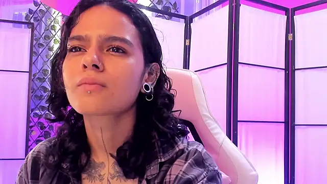 Snapshot of Julianne_7 chatting on 02-11-26, 08:14 Julianne 7 online show from 02-11-26, 08:14