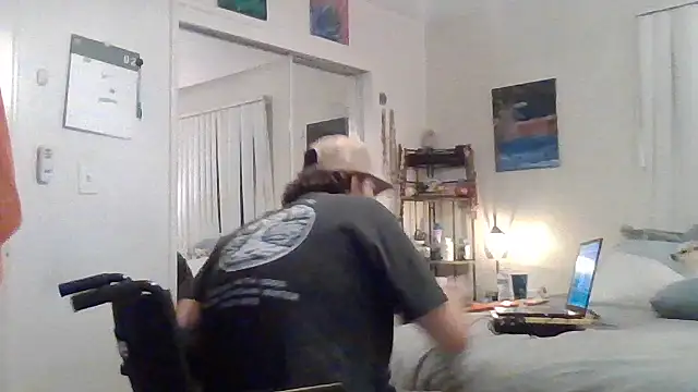 Snapshot of Tallhungandcloudy chatting on 02-14-26, 06:43 Tallhungandcloudy online show from 02-14-26, 06:43