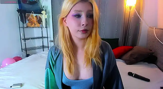 Snapshot of WarmAtEdges chatting on 02-21-26, 02:07 WarmAtEdges online show from 02-21-26, 02:07