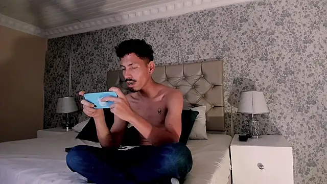 NoaahTylor online show from 04-11-26, 03:00