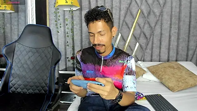 Snapshot of NoaahTylor chatting on 07-10-26, 04:06 NoaahTylor online show from 07-10-26, 04:06