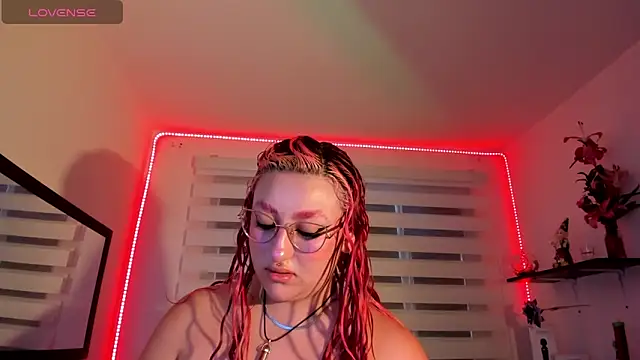 Snapshot of Emily_Jonesh chatting on 04-28-26, 12:21 Emily Jonesh online show from 04-28-26, 12:21