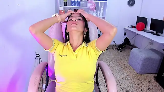 Snapshot of Emmy_lollipop chatting on 02-19-26, 06:26 Emmy lollipop online show from 02-19-26, 06:26