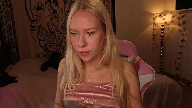 Snapshot of pureeangel chatting on 06-02-26, 03:03 pureeangel online show from 06-02-26, 03:03