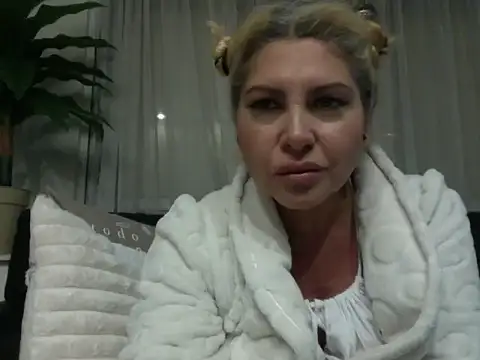 Snapshot of mistycbeauty chatting on 04-27-26, 03:37 mistycbeauty online show from 04-27-26, 03:37