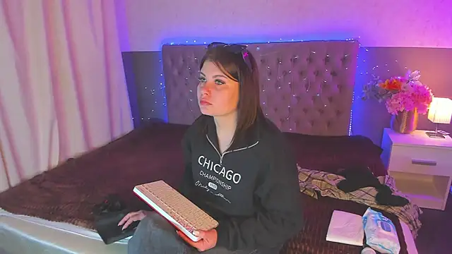 Snapshot of AmandaHoppe chatting on 03-30-26, 04:57 AmandaHoppe online show from 03-30-26, 04:57