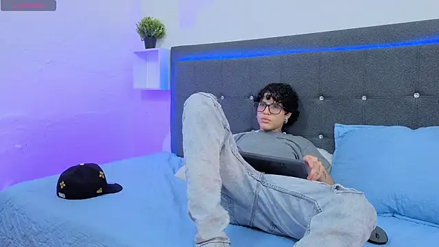 Snapshot of Ale_cuzz chatting on 02-14-26, 02:03 Ale cuzz online show from 02-14-26, 02:03