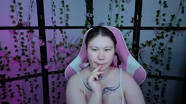 Snapshot of kitsune_little chatting on 06-21-26, 10:23 kitsune little online show from 06-21-26, 10:23