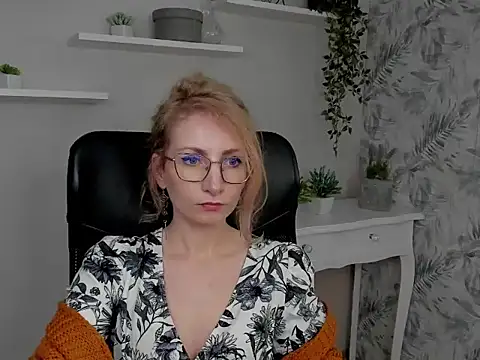 CinderellaMoon online show from 02-18-26, 06:53