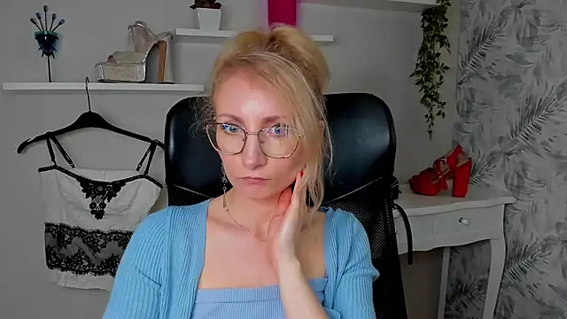 CinderellaMoon online show from 03-27-26, 08:26