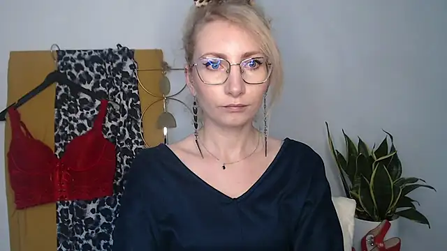 CinderellaMoon online show from 04-17-26, 05:21