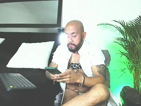 Snapshot of King_bear_25 chatting on 02-26-26, 01:48 King bear 25 online show from 02-26-26, 01:48