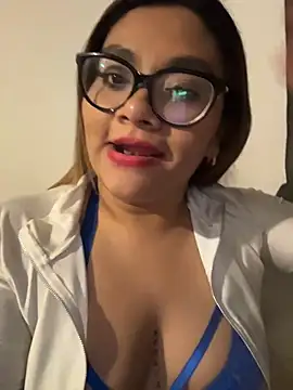 Snapshot of ludmila_x chatting on 02-15-26, 05:48 ludmila x online show from 02-15-26, 05:48