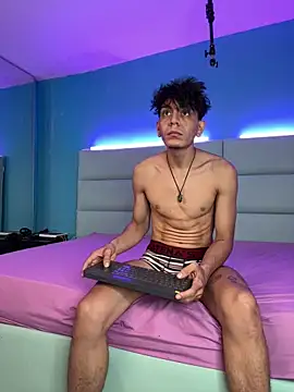 Snapshot of abrilandjulian chatting on 02-18-26, 11:39 abrilandjulian online show from 02-18-26, 11:39