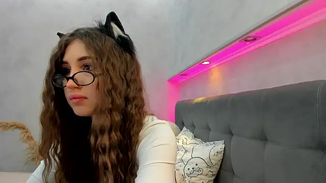 Snapshot of Emily_Lews chatting on 05-19-26, 08:42 Emily Lews online show from 05-19-26, 08:42