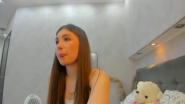Snapshot of Emily_Lews chatting on 05-22-26, 01:02 Emily Lews online show from 05-22-26, 01:02