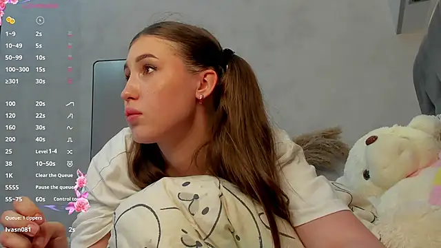 Snapshot of Emily_Lews chatting on 06-27-26, 12:22 Emily Lews online show from 06-27-26, 12:22