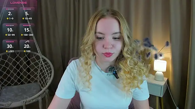 Snapshot of Linda__Bloom chatting on 06-22-26, 12:35 Linda Bloom online show from 06-22-26, 12:35