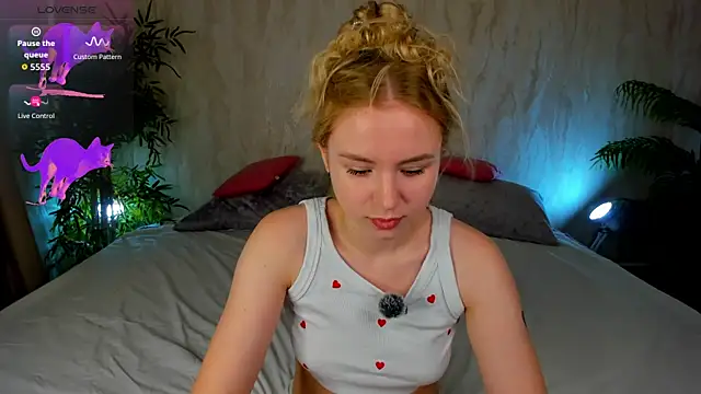 Snapshot of Linda__Bloom chatting on 06-30-26, 12:44 Linda Bloom online show from 06-30-26, 12:44