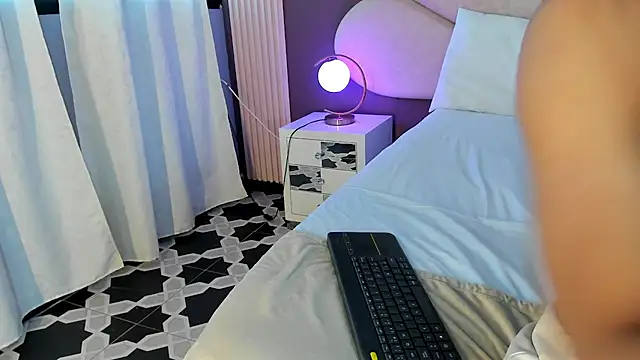 PerlaRogerss  online show from 04-04-26, 11:29