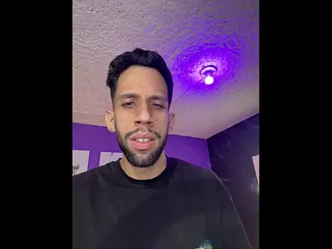 Snapshot of Karim_mansur chatting on 03-24-26, 01:32 Karim mansur online show from 03-24-26, 01:32