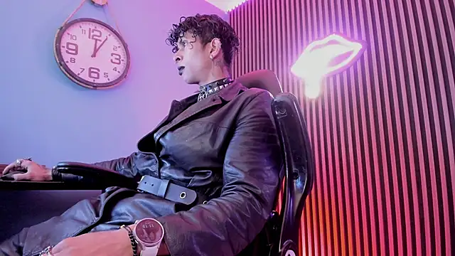 Snapshot of Maximoking26 chatting on 02-19-26, 04:19 Maximoking26 online show from 02-19-26, 04:19