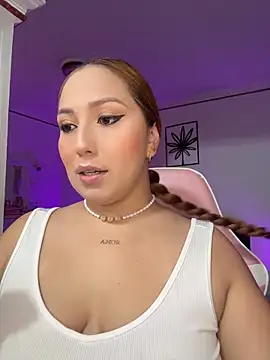 Snapshot of Kiarhatrixie1 chatting on 04-19-26, 05:34 Kiarhatrixie1 online show from 04-19-26, 05:34