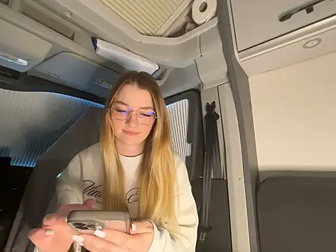 Snapshot of melanieTesss chatting on 02-21-26, 11:44 melanieTesss online show from 02-21-26, 11:44