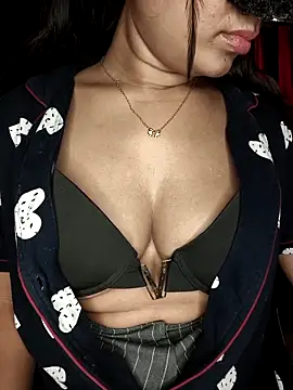 Snapshot of LINNI_3 chatting on 02-25-26, 04:49 LINNI 3 online show from 02-25-26, 04:49