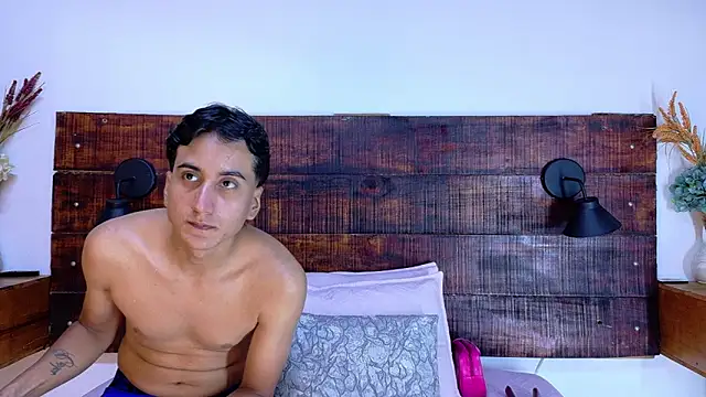 Snapshot of Esmeralda_and_Naim chatting on 02-25-26, 07:01 Esmeralda and Naim online show from 02-25-26, 07:01