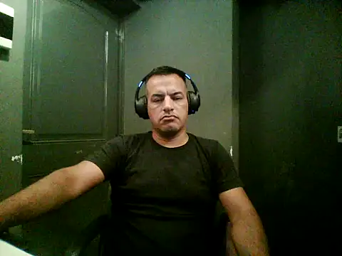 Snapshot of Valenthe26 chatting on 02-17-26, 05:37 Valenthe26 online show from 02-17-26, 05:37