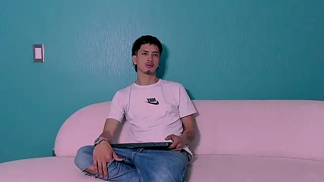 Snapshot of Youdoll_ chatting on 02-25-26, 01:32 Youdoll online show from 02-25-26, 01:32