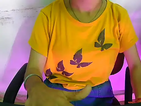 Snapshot of Hotsurbhi chatting on 03-11-26, 03:56 Hotsurbhi online show from 03-11-26, 03:56