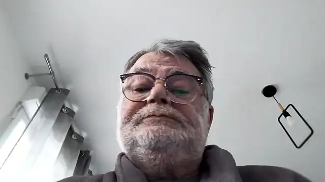 Snapshot of Vieux_pervert chatting on 02-18-26, 08:32 Vieux pervert online show from 02-18-26, 08:32