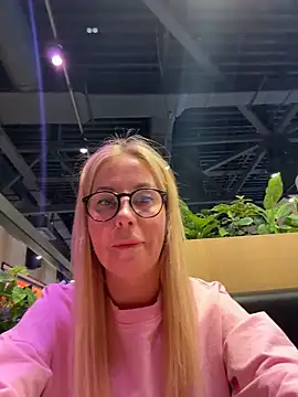 Snapshot of LisaMurr chatting on 02-19-26, 11:28 LisaMurr online show from 02-19-26, 11:28