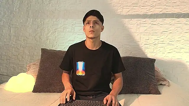 Snapshot of Eliassalvatore_ chatting on 04-25-26, 05:32 Eliassalvatore online show from 04-25-26, 05:32