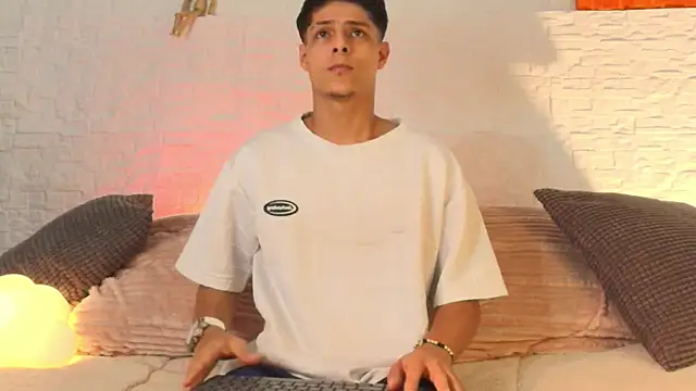 Snapshot of Eliassalvatore_ chatting on 04-29-26, 10:49 Eliassalvatore online show from 04-29-26, 10:49