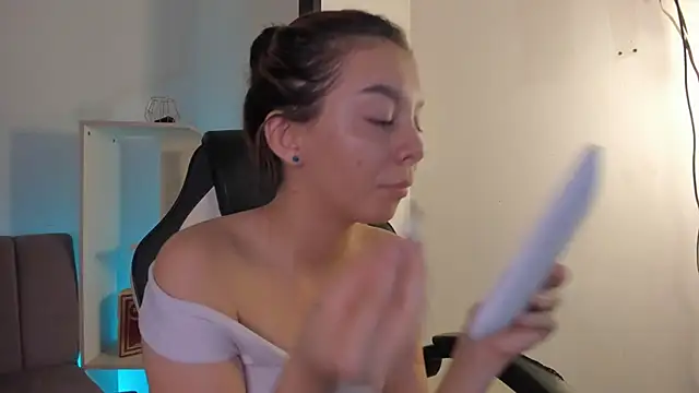 Snapshot of MelLove_ chatting on 02-19-26, 07:54 MelLove online show from 02-19-26, 07:54