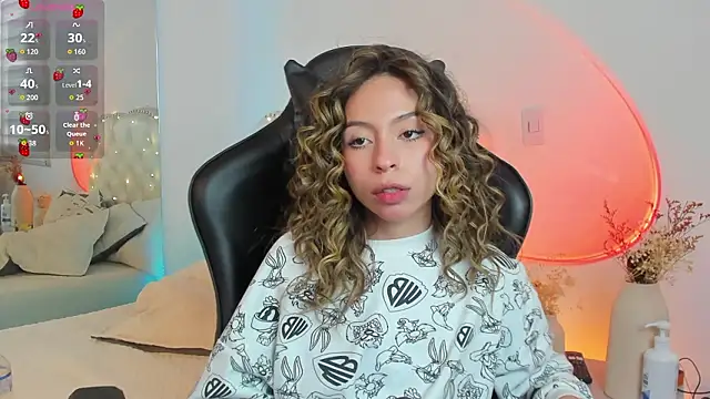 Snapshot of LuuluBerry chatting on 02-24-26, 07:56 LuuluBerry online show from 02-24-26, 07:56