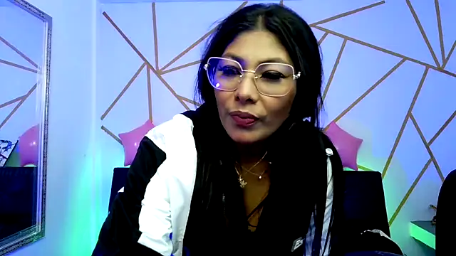 Snapshot of yvanna__smith chatting on 02-19-26, 04:19 yvanna smith online show from 02-19-26, 04:19