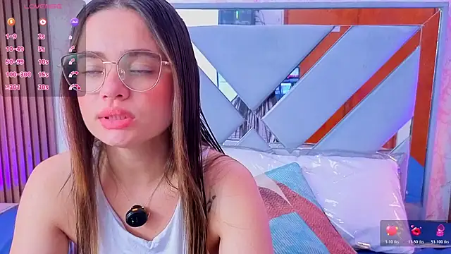 Snapshot of LittleeSara18 chatting on 05-12-26, 11:18 LittleeSara18 online show from 05-12-26, 11:18