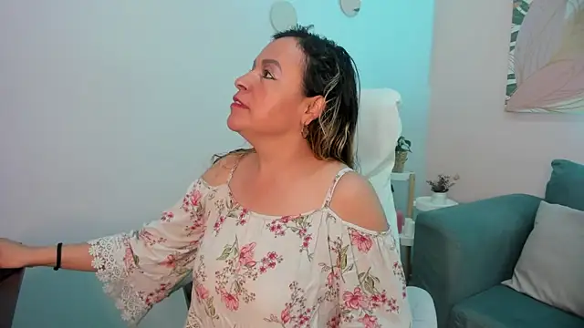 Snapshot of Ivonne_4 chatting on 04-01-26, 12:28 Ivonne 4 online show from 04-01-26, 12:28