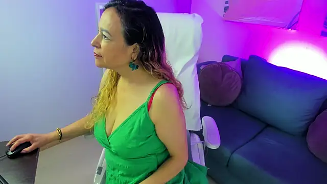 Snapshot of Ivonne_4 chatting on 04-20-26, 01:14 Ivonne 4 online show from 04-20-26, 01:14